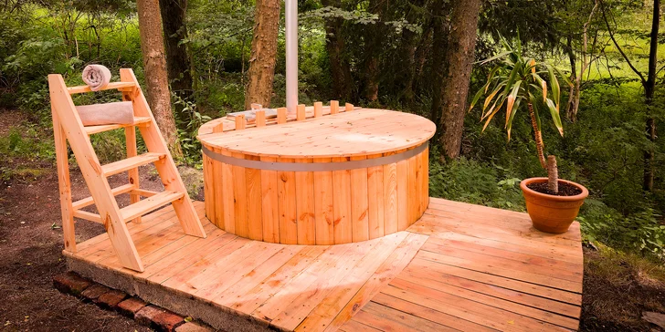 Tešte sa na pokoj v prírode alebo relax vo vyhrievanom kúpacom sude.