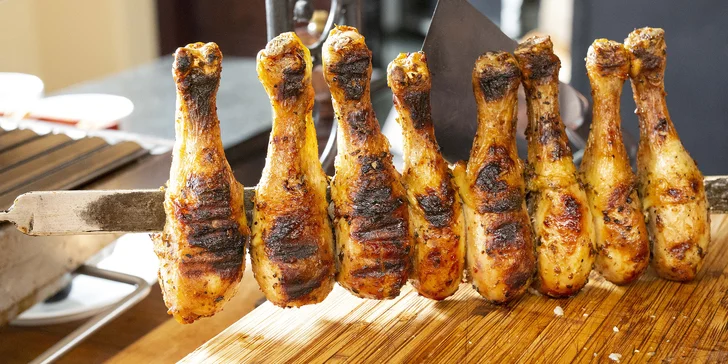 Na pravém argentinském grilu se tu připravují různé druhy masa.