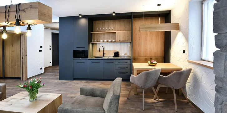  Apartmán je vybavený spálňou s manželskou posteľou, obývacou časťou, jedálenským kútom, kuchyňou a modernou kúpeľňou. 