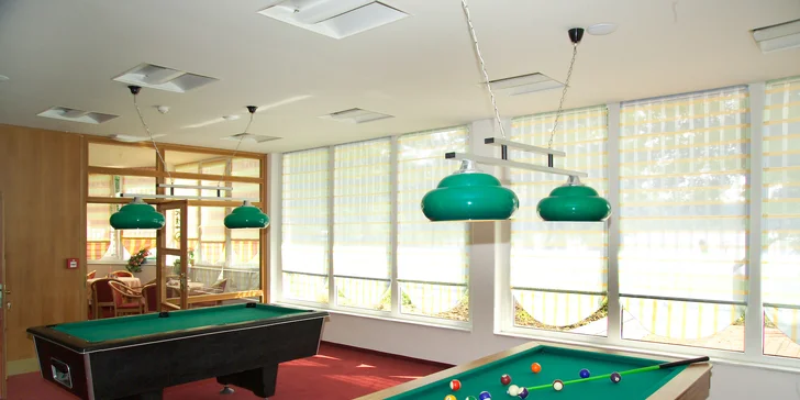 K dispozici je i billiard, stolní fotbálek a šipky. 