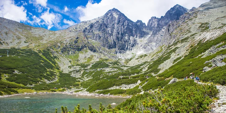 Chata sa nachádza cca 3 km od Tatranskej lomnice a cca 800 metrov od stanice lanovky.