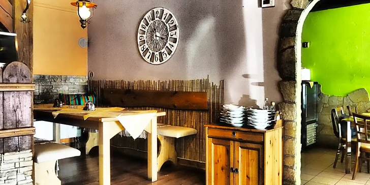 Vychutnáte si ho ve dvou v restauraci Laky – 150 g nebo 250 g masa je vloženo do domácí bulky, které si tu pečou sami přímo v restauraci, zalito bbq omáčkou a obloženo zeleninou a čedarem. 