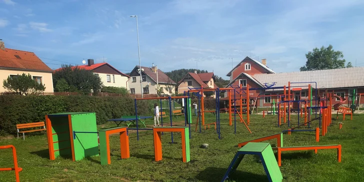 Workoutové hřiště osazené mnoha cvičebními prvky 300m od Hotelu