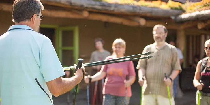 V ceně máte půjčení nordic walking holí, konají se tu i hromadné vycházky po okolí. 