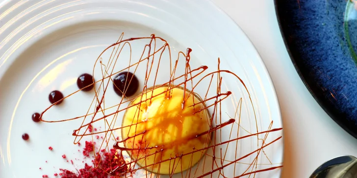 Nechybí ani dezert, marakujový cheesecake. 