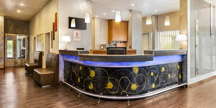 Kousek od hotelu máte nákupní možnosti, metro i Chodovskou tvrz. 