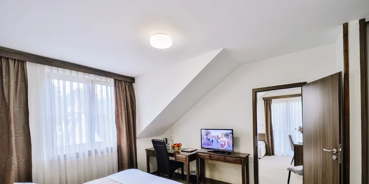 Priestranná rodinná izba so štedrou rozlohou 44 m² zabezpečuje súkromie v dvoch spálňach s dvomi kúpeľňami.