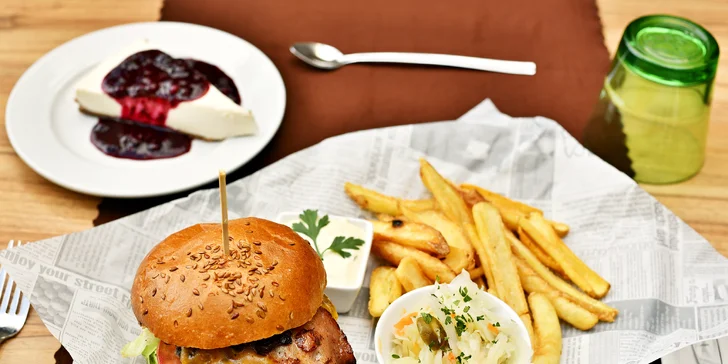 K burgeru nechybí hranolky s tatarkou a pikantní zelný salát. 