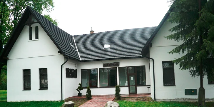 Reštaurácia „Pod lipami“ je vzdialená 50 metrov od kempu. Ponúka pestrý výber jedál a bohatú ponuku nápojov. Je otvorená denne v čase od 10.00 - 22.00 hod. 