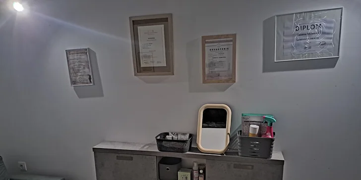 Kombinovaný balíček spája 3D volume riasy s kompletnou úpravou a farbením obočia.
