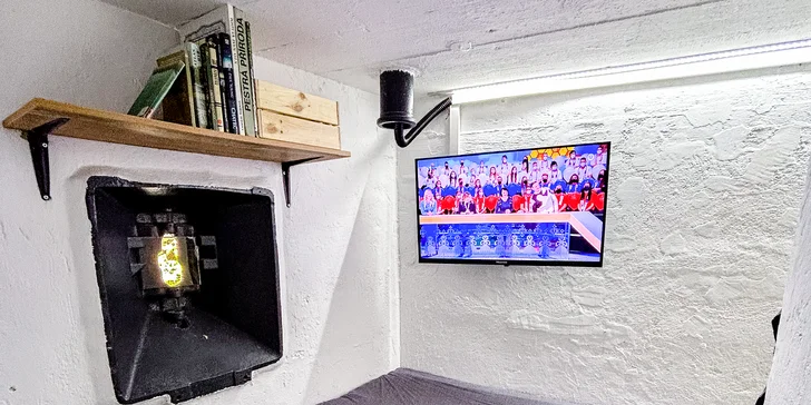 Vo vnútri bunkra vás čaká útulná spálňa s TV, kuchynka s jedálenským kútom aj kachle, pri ktorých dobre padne večerný oddych. 