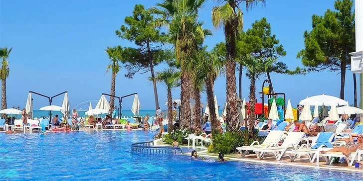 K hotelu patří bazény včetně dětského. 