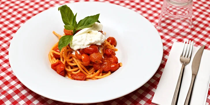 Coby hlavní chod vám představí například spaghetti al pomodoro s burratou.