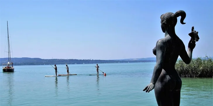 Vyrazit můžete i na plavbu po jezeře. 