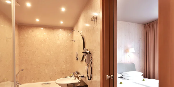 V koupelně apartmánu je vana i sprchový kout. 
