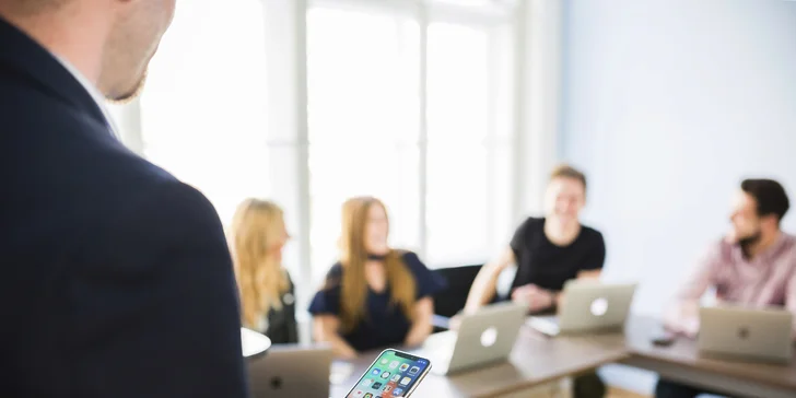 Na kurz je nutné mít vlastní MacBook s aktuální verzí macOS a iPhone. 