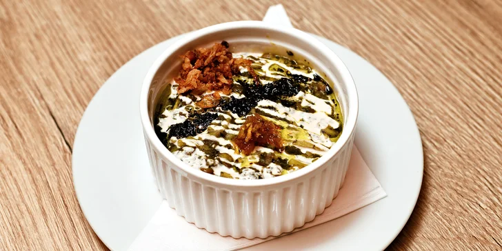 Vzácný šafrán, jehněčí speciality, vegetariánské pokrmy z lilku, chlebové placky a mnoho dalších dobrot potěší vaše chuťové pohárky. 