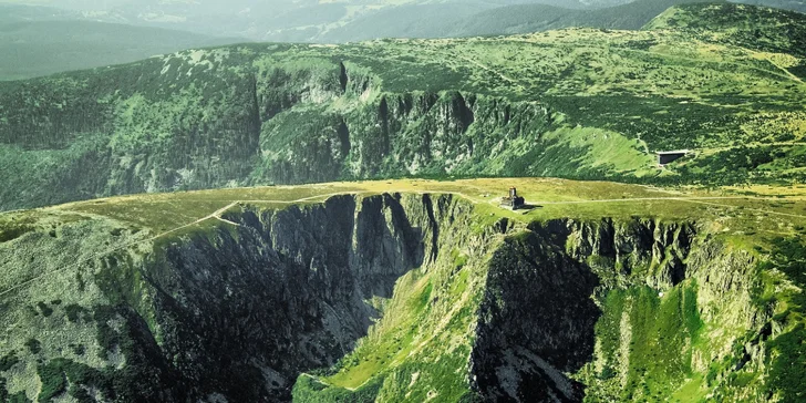 Nejbližší turistická stezka začíná asi 200 m od hotelu, k lanovce, která vás vyveze pod vrchol hory Szrenica, je to asi 650 m. 