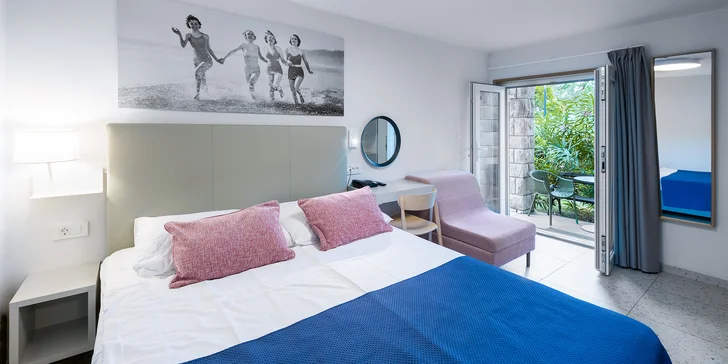 V každej dvojlôžkovej izbe nájdete manželskú posteľ alebo dve oddelené lôžka, televízor, vlastnú kúpeľňu s WC a minibar.