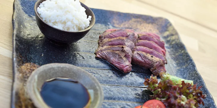 200g Japonský Wagyu Steak (z hovädzej sviečkovice), podávaný so špeciálnou japonskou omáčkou, 200g miska ryže