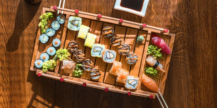 Set s 18 až 58 kousky sushi: sashimi, maki i nigiri s rybami, krevetami a zeleninou
