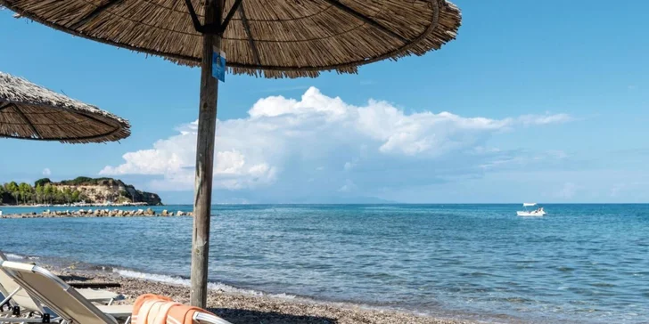 Hotel se rozprostírá jen pár kroků od pláže v oblíbeném letovisku Tsilivi. 
