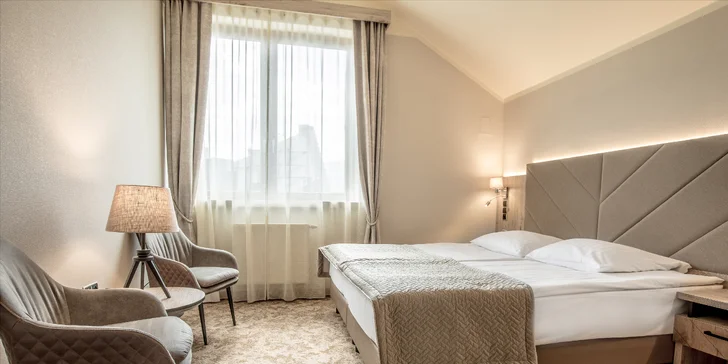 Jsou tu dvoulůžkové pokoje i prostorné apartmány pro početné rodiny. 