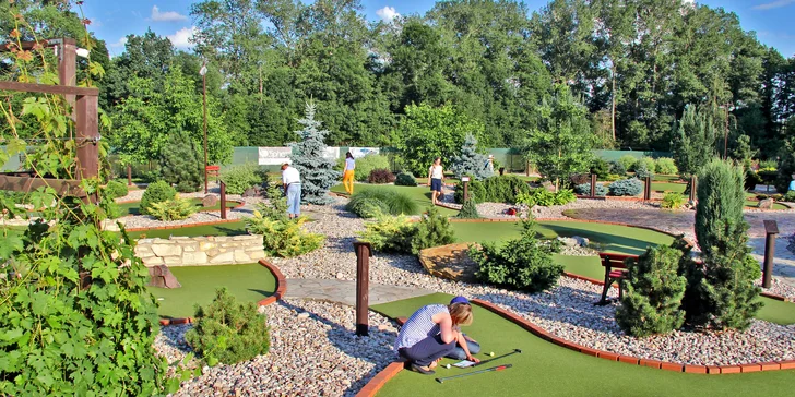 Venkovní adventure golf: hodinová zábava pro 2 dospělé i rodiny s dětmi