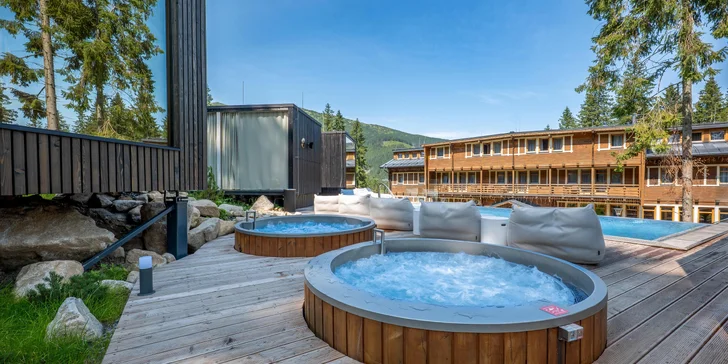  srdci Nízkych Tatier vás očarí infinity relaxačný bazén s výhľadom na hory, tri druhy sáun (fínska, bio a soľná sauna), či horúce kade pod hviezdnou oblohou. 