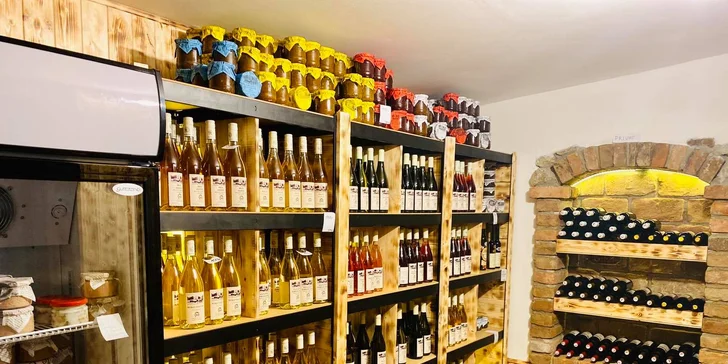 Ochutnajte aj tunajšie pivo. A, samozrejme, víno – k večeri dostanete litrový džbánok.