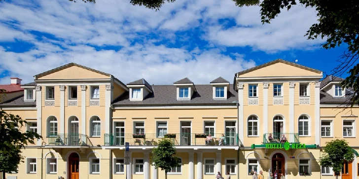 Čeká vás pravá lázeňská atmosféra v hotelu vzdáleném jen 250 m od kolonády.