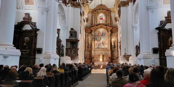 fotka z minulých koncertů v prostředí kostela sv. Ignáce z Loyoly v Chomutově