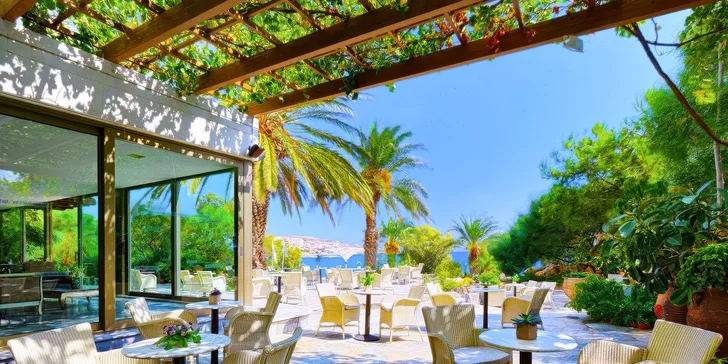 U restaurace nechybí ani příjemné venkovní posezení na mořském vzduchu.