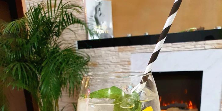 Při posezení u osvěžujícího koktejlu na bázi Prosecca se rázem zdá celý svět tak nějak příjemnější. 