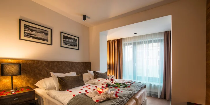 Superior Suite je moderný, útulný a elegantne zariadený apartmán, v ktorom nájdete aj samostatnú obývačku s pohodlným rozkladacím gaučom i plne vybavenú a funkčnú kuchynku s jedálenským kútom.