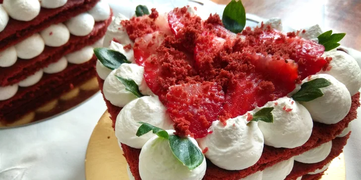 Valentýnský dortík ve tvaru srdce z olomoucké Dobrotárny udělá radost každému. 
