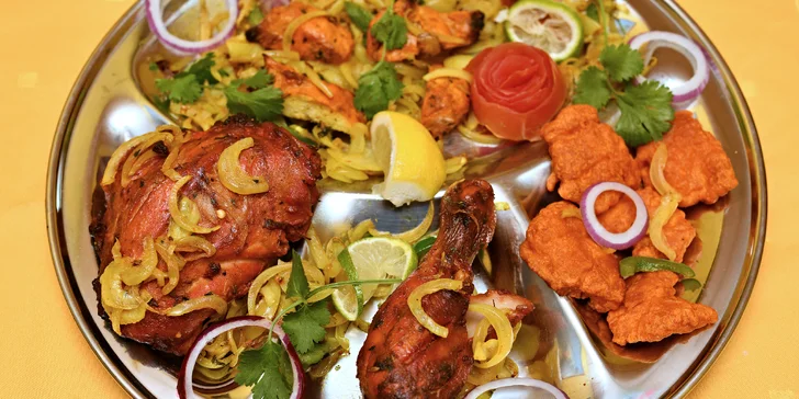 A co si vychutnáte jako hlavní chod? Vyzkoušíte třeba kuřecí masový mix Hurry curry grill bahari nebo domácí sýr vařený ve sladké rajčatové omáčce, smetaně a indickém koření.