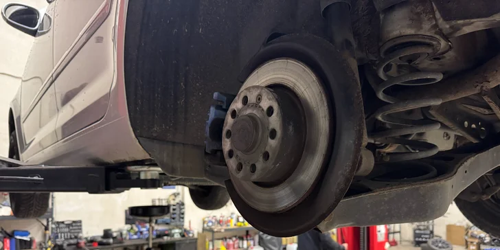 Servis najdete v Pticích u Prahy jen pár minut od Letiště Václava Havla.
