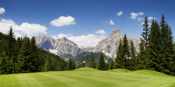 V sezóně je skvělý nápad vyrazit na golf v Tatranské Lomnici.