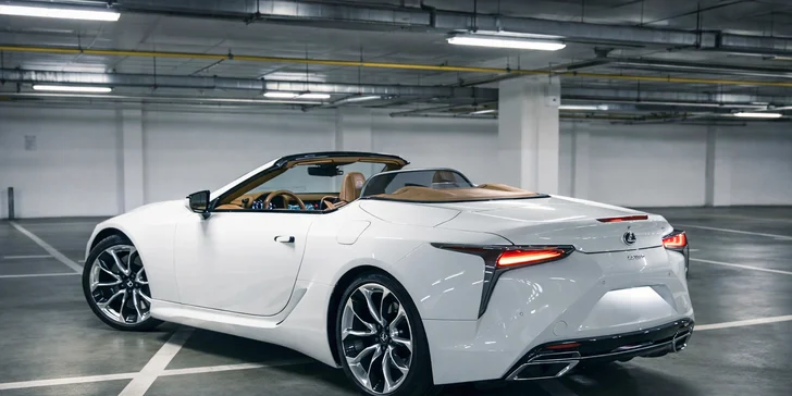 Auto má výkon 464 koní a interiér sestavený od japonských mistrů. 