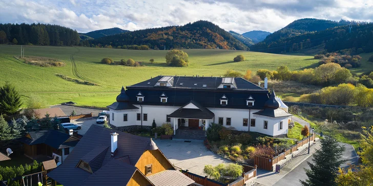 Panoramatický pohled na Chalúpkovo – pohádkový areál obklopený horami, ideální pro rodiny i páry.