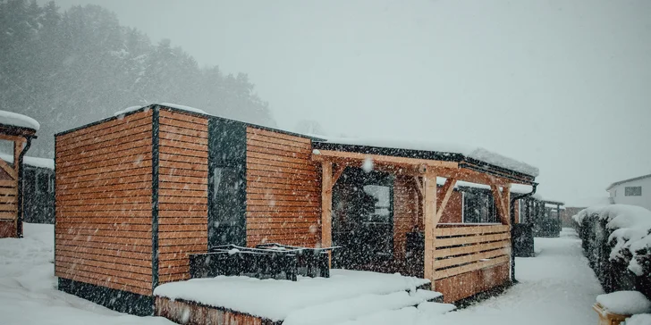 Ke každému typu ubytování patří terasa s posezením. 