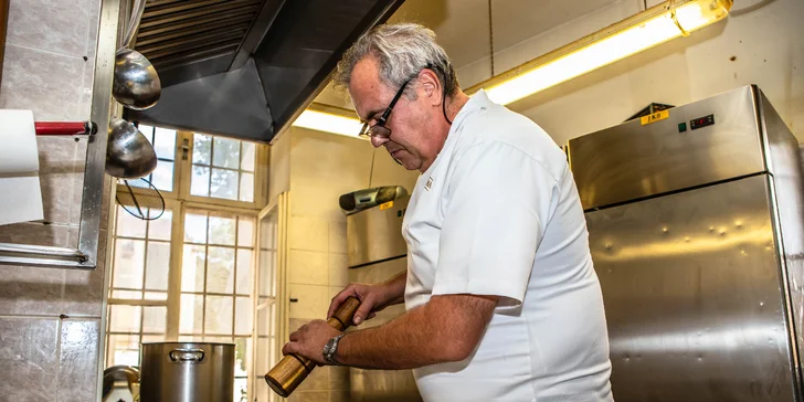  Prevádzka sa vyznačuje špičkovou regionálnou kuchyňou založenou na produktoch z lokálnych fariem. Kvalitné mäso z mäsiarstva Hašvársky dvor, ryby zo stupavských rybníkov či zelenina zo slovenských polí sú základom každého poctivého jedla, ktoré sa dostane na váš tanier. 