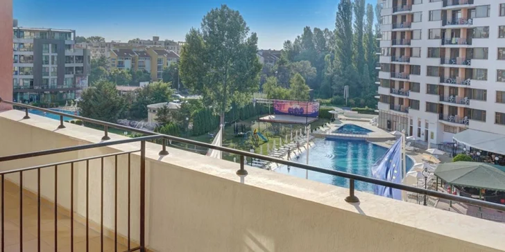 Nechybí ani balkon s výhledem na mořský horizont nebo na pulzující život v areálu.