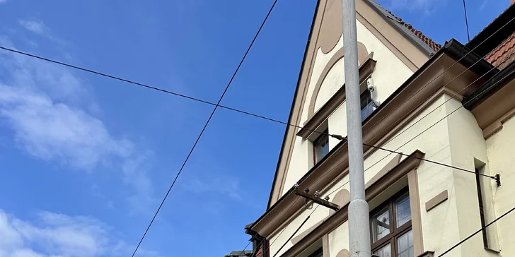 Kavárna se nachází necelých 100 metrů od Masarykova náměstí.