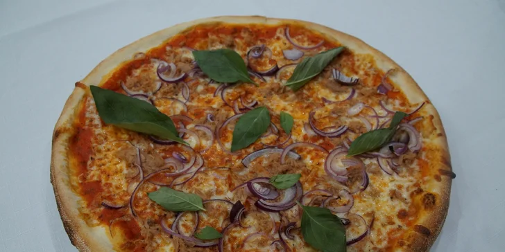 Pochutnáte si na hojně zdobené pizze, kterou si sami vyberete.