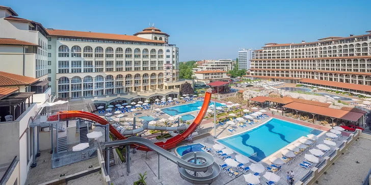 Hotel disponuje několika bazény i miniaquaparkem. 
