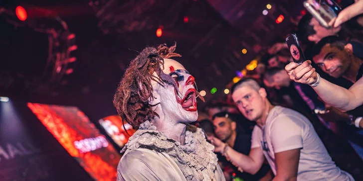  Scénická večerní hororová show pro dospělé publikum za účasti mezinárodního uměleckého týmu z Mongolska, Ukrajiny i České republiky vyprávějící příběh malé dívky, která zmizí v momentě, kdy z města odjede cirkus, který ztratil svého šíleného klauna.