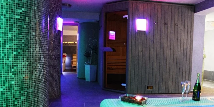 Čeká vás solná sauna, parní kabina, masážní sprchy i vířivá vana.