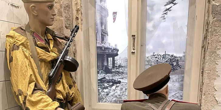 Nechybí uniformy Wehrmachtu, Luftwaffe, RAF, Afrika Korps, Rudé armády, pozůstatky z ponorek…